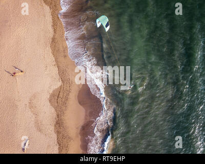 Indonesien, Bali, Berawa Beach, Luftaufnahme von Kite Surfer Stockfoto