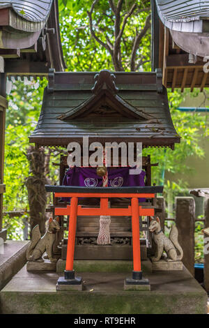 Setagaya, Tokyo, Japan - 19 August 2017: Atago Inari Sha. Kleine Shinto Schrein in Kitazawa Hachiman Jinja schrein Komplex entfernt. Stockfoto