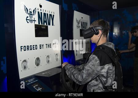 OCALA, Fla (28. Januar 2019) eine Studentin aus See Wehr High School beteiligt sich in der virtuellen Realität Aktivposten der Marine, der Nimitz, während Marine-einziehende Befehl des "Schwarm" Orlando Evolution. 80-Recruiter aus Marine-einziehende Befehl, Marine-Einziehende Bezirk Jacksonville und der Nimitz, ein "Schwärmen", das ist eine neue Recruiting Strategie in der Unterstützung der nationalen Politik eine 355-Schiff der Marine zu bauen übersetzen. Stockfoto