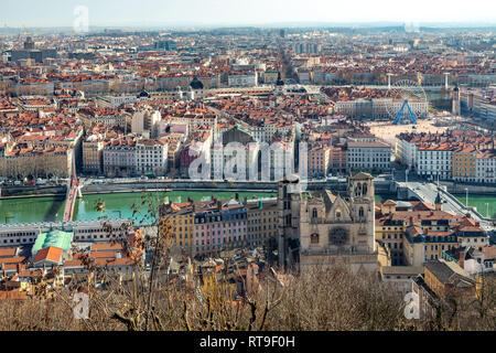 Draufsicht, von Fourvièr, auf die antike Stadt Lyon. Im Vordergrund die Kathedrale von Saint Jean. Lyon, Region Auvergne-Rhône-Alpes, Frankreich Stockfoto