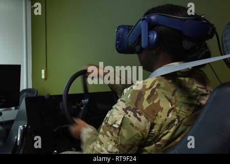 Senior Airman Ebenholz Robinson, 841St Squadron Flugkörper Flugkörper Sicherheitskräfte Sicherheit Betreiber, setzt auf dem Zahnrad für ein Fahrzeug simulator Jan. 28, 2019, an der Malmstrom Air Force Base, Mont Der Simulator arbeitet mit Virtual Reality Technologie Erfahrungen so genau wie möglich zu reproduzieren. Stockfoto