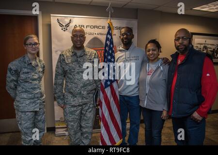 Von links nach rechts, Air Force Reserve Recruiter, Staff Sgt. Jennifer Deimund, Oberstleutnant Roderick Stevenson, stellvertretender Kommandant, 954Th finden Support Squadron, neu eingetragenen Bürger Flieger, Eric Thurman und seine Familie nach der Thurman Eintragung in die 954Th RSS als Bürger Flieger. Stockfoto