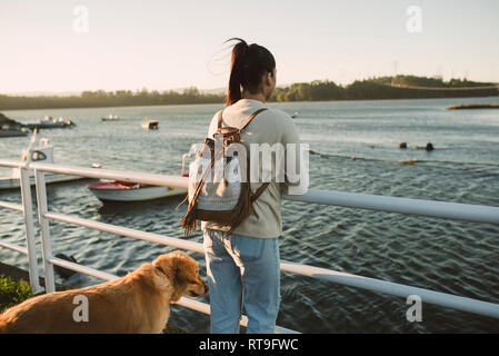 Frau am Meer mit ihrem Hund Stockfoto