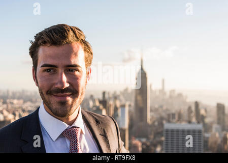 USA, New York City, Lächeln, Geschäftsmann auf dem Rockefeller Center Aussichtsplattform Stockfoto