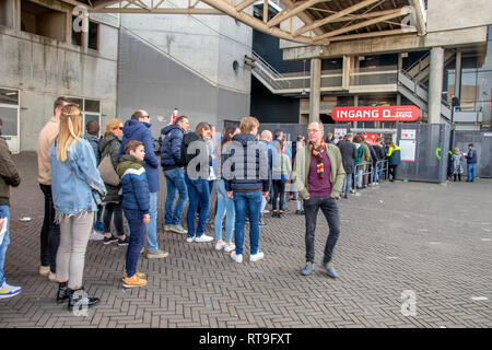 In der Schlange am Eingang D An der Johan Cruijff Arena in Amsterdam Die Niederlande 2019 Stockfoto