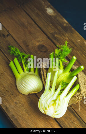 Frische Zwiebeln oder Florenz Fenchel Fenchelknolle auf Holz- Hintergrund. Gesunde und Vorteile von Florenz Fenchel Glühlampen Stockfoto