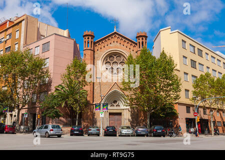 Barcelona, Spanien - 27. August 2014: Blick auf die Straße von Barcelona mit Fassade von Parrish St. Albertus Magnus Stockfoto
