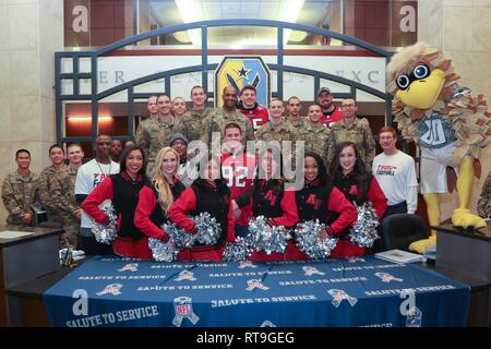 FORT Benning, Ga - (Jan. 29, 2019) - Generalmajor Gary Brito, Kommandierender General, Manöver der US-Army Center of Excellence, Haltungen mit Fort Benning Soldaten, und die Atlanta Falcons Spielern, Cheerleadern und Personal während der NFL Gruß zum Service bei Mc Ginnis-Wickham Hall, Fort Benning, Georgia, Jan. 29, 2019. Die NFL und USO kamen zusammen, um die Veranstaltung, inklusive einem Treffen mit Atlanta Falcons Spielern und Cheerleadern, am Fort Benning, wo zwei Familien Tickets für das 2019 Super Bowl gewonnen zu werfen. Stockfoto