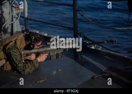 Cpl. Matthew R. Barnes, ein Scout Sniper mit Waffen Firma, Bataillon Landung Team, 1.BATAILLON, 4 Marines, Brände ein M107.50-Kaliber spezielle Anwendung Scoped Gewehr während einer Verteidigung des amphibious task force Schießwesen Übung an Bord der Amphibisches Schiff USS Wasp (LL 1), Philippine Sea, Jan. 29, 2019. Barnes, ein Eingeborener von Lake Chelan, Washington, graduiert von Lake Chelan High School im Mai 2015, bevor er im September des selben Jahres. Während der Ausbildung, Marines mit BLT 1/4 und Besatzungsmitglieder mit dem Wasp geprobt für die Gefahrenabwehr auf dem Schiff mit einer Vielzahl von demontiert und montiert s Stockfoto