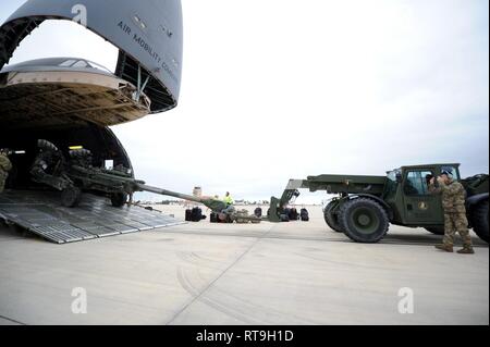 NAVAL STATION Rota, Spanien (Jan. 29, 2019) Seabees zu Naval Mobile Konstruktion Bataillon (NMCB) 1 und US Air Force (USAF) Flieger zur 22 Airlift Squadron download U.S. Army M 777 haubitzen von einem USAF C 5 M Super Galaxy während einer Einschiffung Betrieb zugewiesen. NMCB-1 wird eingesetzt, der humanitären Hilfe und der ausländischen Hilfe auszuführen, und das Theater für die Zusammenarbeit in den USA 6 Flotte Bereich der Operationen. Stockfoto