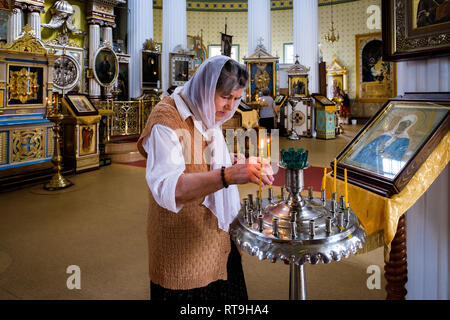 Lettland: Riga. Riga. Im neo-klassischen Stil St. Alexander Nevsky Kirche, in der Straße, eine Frau bekleidet Fichu auf ihrem Kopf Beleuchtung ein kann Stockfoto