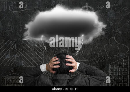 Deprimiert Geschäftsmann mit dunklen Wolke Regen Blitz über seinen Kopf, doodles Wand Hintergrund Stockfoto