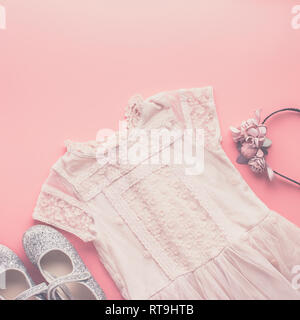 Mädchen Mode Hintergrund in Pastell rosa, Spitzenkleid, sparkly Schuhe, Blume, Stirnband, Flach, Ansicht von oben, getönten Foto, selektiver Fokus Stockfoto
