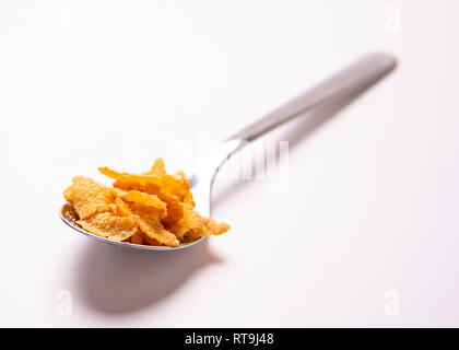 Einen Esslöffel essen. Teil Kontrolle. Cornflakes. Stockfoto