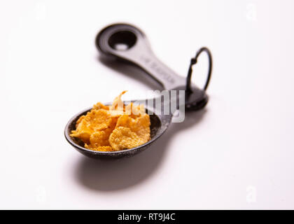 Einen Esslöffel essen. Teil Kontrolle. Cornflakes. Stockfoto