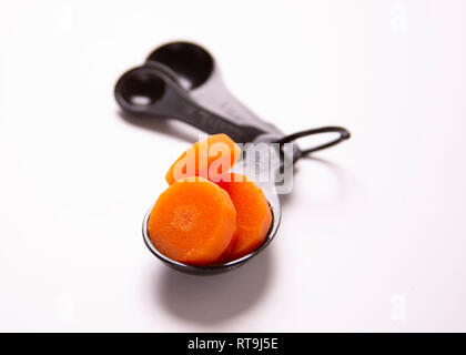 Einen Esslöffel essen. Teil Kontrolle. Gekochte Karotten. Stockfoto