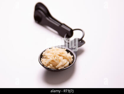 Einen Esslöffel essen. Teil Kontrolle. Brauner Reis. Stockfoto