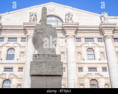 Mailand, Italien - 15. FEBRUAR 2019: Denkmal für die mittleren Finger oder L.O.V.E. von Maurizio Cattelanat Piazza degli Affari Stockfoto