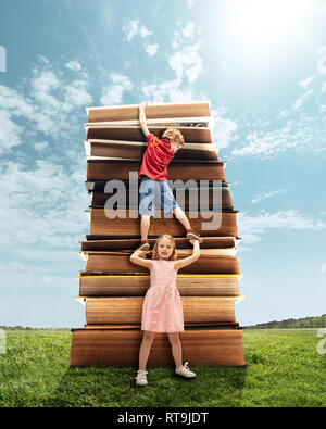 Kleine Mädchen und Jungen Klettern am Turm aus großen Bücher. Kindheitsträume, Lesen und Bildung Konzept. Fragen Welt. Abstrakte collage Stockfoto