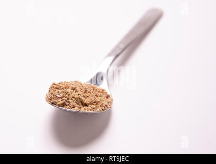 Einen Esslöffel essen. Teil Kontrolle. Boden Leinsamen. Stockfoto