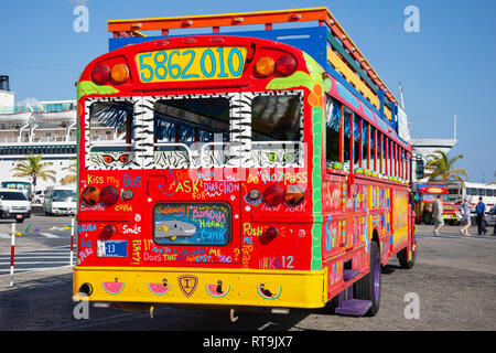 Bunte Kukoo Kunuku Party Bus am Wasser, Oranjestad, Aruba, ABC-Inseln, Leeward Antillen, Karibik Stockfoto