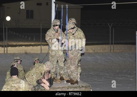 Us-Armee Fallschirmjäger 1. Lt Shamus Kelly das Chaos! Batterie Zugführer; Links; und Kapitän Jay Jacobsen; das Bataillon Feuer Richtung Officer; sowohl vom 4 Bataillon; 319 Airborne Field Artillery Regiment; 173rd Airborne Brigade; eine Dummy-Patienten Wurf vorzubereiten, führen über eine hängende Kabel innerhalb der Grafenwöhr Training Area; Deutschland; als Teil der Führer Reaktion Kurs während des King's Crucible 14.01.30; 2019. Der Tiegel ist ein Ereignis innerhalb des 4-319. Die Geschichte der Einheit mit ihren Führern zu vermitteln, so dass Sie Esprit de Corps kann zurück zu ihren Soldaten bringen. Stockfoto