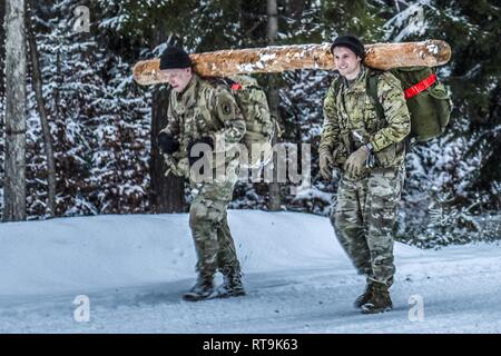 Us-Armee Fallschirmjäger 1 Leutnant Jonathan Hixson das Chaos! Batterie Feuer Richtung Officer, Links, und Kapitän Kenny Grün, das Bataillon S-1, beide vom 4. Bataillon, 319 Airborne Field Artillery Regiment, 173Rd Airborne Brigade, führen ein Logbuch über ihre Rucksäcke durch die grafenwöhr Training Area, Deutschland, als Teil der Herausforderung des Kommandanten während des Königs Tiegel Jan. 30, 2019. Der Tiegel ist ein Ereignis innerhalb des 4-319. Die Geschichte der Einheit mit ihren Führern zu vermitteln, so dass Sie Esprit de Corps kann zurück zu ihren Soldaten bringen. Stockfoto