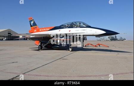 Nachdem vor Kurzem ein neues Aussehen und Änderungen am Ogden Luft Logistik Komplex, der NF-16 D bekannt als VISTA (Variable Stabilität In-flight Simulator Test Aircraft), bereitet die Hill Air Force Base, Arizona, Jan 30, 2019 ab. Dieses Flugzeug ist das einzige seiner Art in der Welt und ist die Flagge der United States Air Force Test Pilot School. Dieser F-16 wurde stark geändert, so dass die Piloten so ändern Sie die Flugeigenschaften von Flugzeugen und Stabilität zu imitieren, dass andere Flugzeuge. Stockfoto