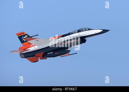 Nachdem vor Kurzem ein neues Aussehen und Änderungen am Ogden Luft Logistik Komplex, der NF-16 D bekannt als VISTA (Variable Stabilität In-flight Simulator Test Aircraft), fährt Hill Air Force Base, Arizona, Jan 30, 2019. Dieses Flugzeug ist das einzige seiner Art in der Welt und ist die Flagge der United States Air Force Test Pilot School. Dieser F-16 wurde stark geändert, so dass die Piloten so ändern Sie die Flugeigenschaften von Flugzeugen und Stabilität zu imitieren, dass andere Flugzeuge. Stockfoto