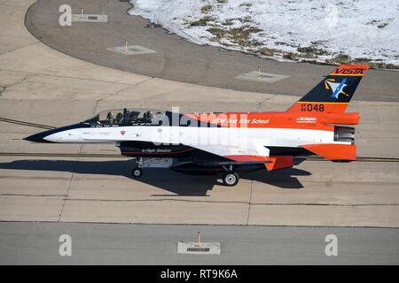 Nachdem vor Kurzem ein neues Aussehen und Änderungen am Ogden Luft Logistik Komplex, der NF-16 D bekannt als VISTA (Variable Stabilität In-flight Simulator Test Aircraft), fährt Hill Air Force Base, Arizona, Jan. 30, 2019. Das Flugzeug ist das einzige seiner Art in der Welt und ist der Flag-Schiff der US Air Force Test Pilot School. Es wurde stark geändert, so dass die Piloten zu ändern Flugeigenschaften des Flugzeugs und Stabilität zu imitieren, dass andere Flugzeuge. Stockfoto