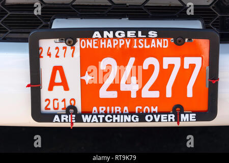 "One Happy Island" lokale Nummernschild Auto, Oranjestad, Aruba, ABC-Inseln, Leeward Antillen, Karibik Stockfoto