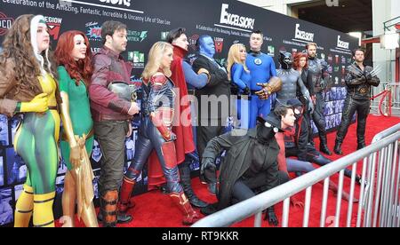 Marvel Comic Cosplayer posieren für Fotos auf dem Roten Teppich vor dem Start von "Excelsior! Eine Feier des Unglaublich, fantastisch, unglaublich und Unheimlichen Leben von Stan Lee " 14.01.30 An der TCL Chinese Theatre in Hollywood, Kalifornien. Die Veranstaltung war ein Denkmal zu Ehren Stan Lee, Marvel Comic Verfasser, Herausgeber, Verleger und Co-Creator, der im November 2018 starb. Lee war eine Armee Veteran und ehemaligen Schriftsteller in der U.S. Army Signal Corps während des Zweiten Weltkrieges. Stockfoto