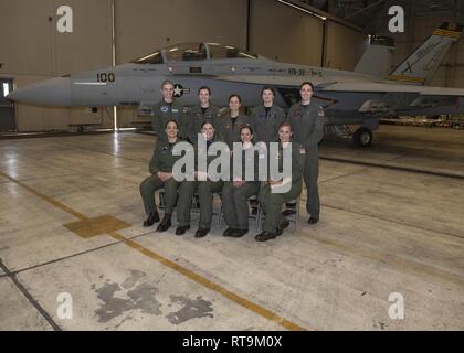 NAVAL AIR STATION OCEANA (Jan. 31, 2019) Die hintere Reihe von links nach rechts, LT Christy Emily Rixey Talisse, Lt, Lt.Cmdr. Jennifer Hesling, Lt Kelly Harris, Lt Amanda Lee. Die vordere Reihe von links nach rechts, LT.Cmdr. Danielle Thiriot, Cmdr. Stacy Uttecht, Cmdr. Leslie Mintz, und Lt.Cmdr. Paige Blok. Das Leben und das Vermächtnis eines weiblichen Pionier in Naval Aviation zu ehren, der US-Navy ist geplant, die erste rein weibliche Überführung zu führen 2. in Maynardville, TN als Teil der Trauerfeier für pensionierte Marine Kapitän, Rosmarin Mariner. Stockfoto