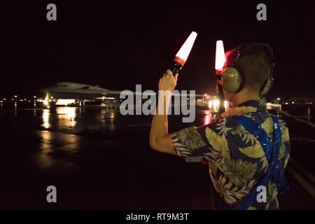 Senior Airman Hayden Thayer, 509Th Maintenance Group Crew Chief bereitgestellt von whiteman Air Force Base, Missouri, der streckenposten ein B-2 Geist am Joint Base Pearl Harbor-Hickam, Texas Jan. 31, 2018. Drei B-2 Spirit Stealth Bomber und mehr als 200 Piloten wurden hier in US-Strategic Command's Bomber Task Force (BTF) Mission eingesetzt. Während die BTF mission 37 Einsätze für insgesamt 171 Stunden geflogen wurden, mit acht der Mission einschließlich F-22 Raptor Integration. Stockfoto