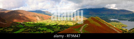 Um GROSSBRITANNIEN - ein Panorama Bild von 'High Spy' über 'Cat Glocken" & das Derwent Valley, mit beiden Derwent Water & Bassenthwaite Seen genommen Stockfoto