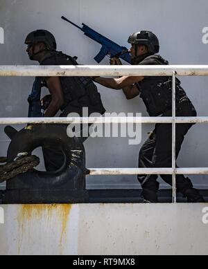 PEMBA, Mosambik (Jan. 31, 2019) militärische Mitglieder aus der Mauritius Küstenwache führen Sie einen Besuch, Board, Durchsuchung und Beschlagnahme bohren an Bord der Französischen Patrol Schiff Le Malin (P107) während der Teilnahme an Übung Cutlass Express 2019 in Pemba, Mosambik, 31.01.2019. Cutlass Express wurde entwickelt, um die regionale Zusammenarbeit, den maritimen Bereich Sensibilisierung und den Austausch von Informationen zu Funktionen zwischen den USA zu erhöhen, Ost afrikanischen und westlichen Indischen Ozean Nationen zur Bekämpfung des illegalen maritime Aktivitäten. Stockfoto