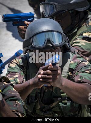 PEMBA, Mosambik (Jan. 31, 2019) eine militärische Mitglied aus dem tansanischen Volk Defence Force bereitet die Französische Patrouille Schiff Le Malin (P107) während eines Besuchs, Board, Durchsuchung und Beschlagnahme bohren während der Teilnahme an Übung Cutlass Express 2019 in Pemba, Mosambik, 31.01.2019. Cutlass Express wurde entwickelt, um die regionale Zusammenarbeit, den maritimen Bereich Sensibilisierung und den Austausch von Informationen zu Funktionen zwischen den USA zu erhöhen, Ost afrikanischen und westlichen Indischen Ozean Nationen zur Bekämpfung des illegalen maritime Aktivitäten. Stockfoto