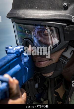 PEMBA, Mosambik (Jan. 31, 2019) eine militärische Mitglied aus dem tansanischen Volk Defence Force steht Sicherheit bei einem Besuch, Board, Durchsuchung und Beschlagnahme bohren an Bord der Französischen Patrol Schiff Le Malin (P107) während der Teilnahme an Übung Cutlass Express 2019 in Pemba, Mosambik, 31.01.2019. Cutlass Express wurde entwickelt, um die regionale Zusammenarbeit, den maritimen Bereich Sensibilisierung und den Austausch von Informationen zu Funktionen zwischen den USA zu erhöhen, Ost afrikanischen und westlichen Indischen Ozean Nationen zur Bekämpfung des illegalen maritime Aktivitäten. Stockfoto