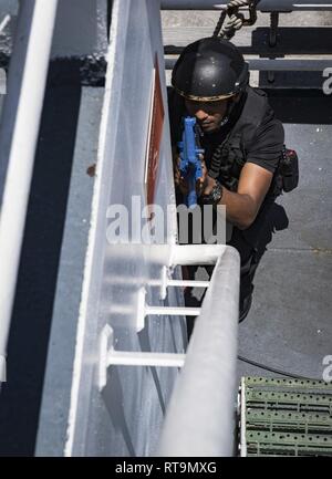 PEMBA, Mosambik (Jan. 31, 2019) eine militärische Mitglied aus der Mauritius Küstenwache beteiligt sich an einem Besuch, Board, Durchsuchung und Beschlagnahme bohren an Bord der Französischen Patrol Schiff Le Malin (P107) während der Teilnahme an Übung Cutlass Express 2019 in Pemba, Mosambik, 31.01.2019. Cutlass Express wurde entwickelt, um die regionale Zusammenarbeit, den maritimen Bereich Sensibilisierung und den Austausch von Informationen zu Funktionen zwischen den USA zu erhöhen, Ost afrikanischen und westlichen Indischen Ozean Nationen zur Bekämpfung des illegalen maritime Aktivitäten. Stockfoto