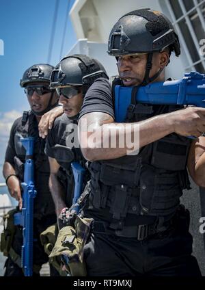 PEMBA, Mosambik (Jan. 31, 2019) Mitglieder des Mauritius Coast Guard die Teilnahme an einem Besuch, Board, Durchsuchung und Beschlagnahme bohren an Bord der Französischen Patrol Schiff Le Malin (P107) während der Übung Cutlass Express 2019 in Pemba, Mosambik, 31.01.2019. Cutlass Express wurde entwickelt, um die regionale Zusammenarbeit, den maritimen Bereich Sensibilisierung und den Austausch von Informationen zu Funktionen zwischen den USA zu erhöhen, Ost afrikanischen und westlichen Indischen Ozean Nationen zur Bekämpfung des illegalen maritime Aktivitäten. Stockfoto