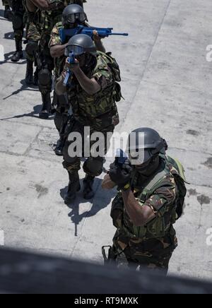 PEMBA, Mosambik (Jan. 31, 2019) militärische Mitglieder aus dem tansanischen Volk Defence Force Ansatz der Französischen Patrol Schiff Le Malin (P107) während eines Besuchs, Board, Durchsuchung und Beschlagnahme bohren während der Teilnahme an Übung Cutlass Express 2019 in Pemba, Mosambik, 31.01.2019. Cutlass Express wurde entwickelt, um die regionale Zusammenarbeit, den maritimen Bereich Sensibilisierung und den Austausch von Informationen zu Funktionen zwischen den USA zu erhöhen, Ost afrikanischen und westlichen Indischen Ozean Nationen zur Bekämpfung des illegalen maritime Aktivitäten. Stockfoto