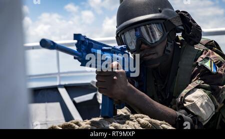 PEMBA, Mosambik (Jan. 31, 2019) militärische Mitglied aus dem tansanischen Volk Defence Force steht Sicherheit bei einem Besuch, Board, Durchsuchung und Beschlagnahme bohren an Bord der Französischen Patrol Schiff Le Malin (P107) während der Teilnahme an Übung Cutlass Express 2019 in Pemba, Mosambik, 31.01.2019. Cutlass Express wurde entwickelt, um die regionale Zusammenarbeit, den maritimen Bereich Sensibilisierung und den Austausch von Informationen zu Funktionen zwischen den USA zu erhöhen, Ost afrikanischen und westlichen Indischen Ozean Nationen zur Bekämpfung des illegalen maritime Aktivitäten. Stockfoto