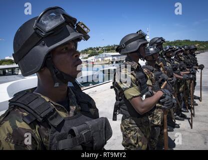 PEMBA, Mosambik (Jan. 31, 2019) Marines aus der Mosambik Verteidigung Streitkräfte stehen, die sich in der Ausbildung befinden, bevor Sie einem Besuch, Board, Durchsuchung und Beschlagnahme bohren während der Übung Cutlass Express 2019 in Pemba, Mosambik, 31.01.2019. Cutlass Express wurde entwickelt, um die regionale Zusammenarbeit, den maritimen Bereich Sensibilisierung und den Austausch von Informationen zu Funktionen zwischen den USA zu erhöhen, Ost afrikanischen und westlichen Indischen Ozean Nationen zur Bekämpfung des illegalen maritime Aktivitäten. Stockfoto