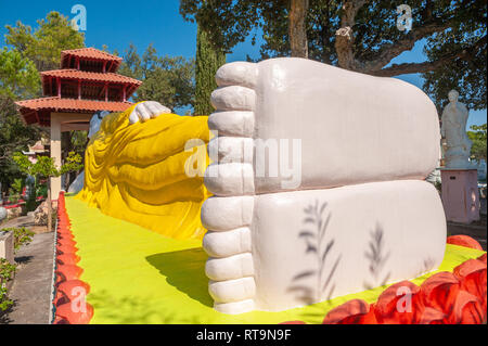 Liegenden Buddha im Park der Pagode Hong Hien, Frejus, Var, Provence-Alpes-Cote d'Azur, Frankreich, Europa Stockfoto