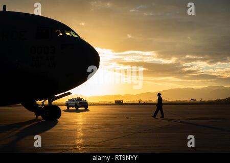 Eine C-17 Globemaster III Pilot führt eine abschließende Vorflugcheck vor dem Take-off, 31.01.2019, Luke Air Force Base, Ariz. Die C-17 von der 62d Airlift Wing Joint Base Lewis-McChord, Washington transportiert die bürgerliche Führer geben Ihnen einen Einblick in die strategischen Lufttransport Mission der Air Force. Stockfoto