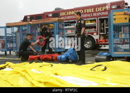 Mitglieder der Richmond, Kalifornien Feuerwehr Arbeit chemischen Dekontamination Workstations vor dem Empfang simulierten Verluste während der Bay Area Training übung zu etablieren, 31.01.2019. Nationalen Schutz zivilen Support Teams arbeiteten mit lokalen Agenturen in einer Reihe simulierter chemische Vorfälle rund um die San Francisco Bay Area als Teil der BAYEX, eine Woche-lange Übung, die mehrere Antwort Agenturen zusammen zu bringen Interoperabilität bei großen Katastrophen zu verbessern. (National Guard Stockfoto