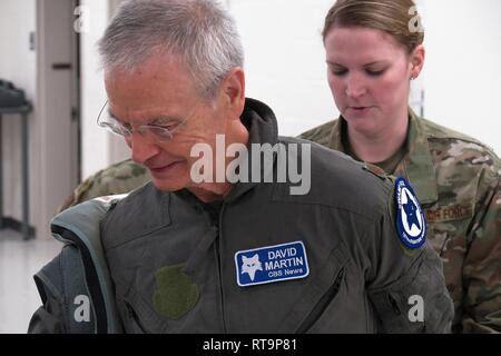 David Martin CBS-Korrespondent, ist mit einem G-Anzug und Kabelbaum von Staff Sgt. Whitney Perdue, eine flugzeugbesatzung Flug Ausrüstung Techniker, McEntire Joint National Guard Base, S.C. aus der 169th South Carolina der Air National Guard Fighter Wing, bevor eine F-16 Fighting Falcon media Flug, das North American Aerospace Defense Command - koordinierte Übung mit dem Federal Aviation Administration und S.C. Flügel - Civil Air Patrol über militärische Ausbildung Lufträume in South Carolina und Georgia, Jan. 29, 2019 zu simulieren. Der Flug wird auch ein Luft-zu-Luft tanken Mission mit einem Stockfoto