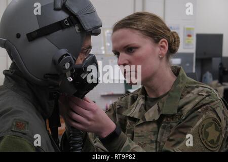 David Martin CBS-Korrespondent, ist mit einem Helm von Staff Sgt. Whitney Perdue, eine flugzeugbesatzung Flug Ausrüstung Techniker, McEntire Joint National Guard Base, S.C. aus der 169th South Carolina der Air National Guard Fighter Wing, bevor eine F-16 Fighting Falcon media Flug, das North American Aerospace Defense Command - koordinierte Übung mit dem Federal Aviation Administration und S.C. Flügel - Civil Air Patrol über militärische Ausbildung Lufträume in South Carolina und Georgia, Jan. 29, 2019 zu simulieren. Der Flug wird auch ein Luft-zu-Luft tanken Mission mit einer KC-135 Stra gehören Stockfoto