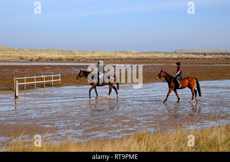 Reiten am holkham Beach, North Norfolk, England Stockfoto