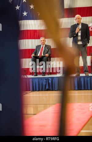 Pensionierte Generalmajor John bewundern (rechts) spricht über Maj. Edward F. Wright im Ruhestand (links) an der Portland, Erz, Feb 1, 2019. Wright wurde die Medaille für seine Aktionen am 12.08.21, 1967, vergeben, wenn er eine Eingreiftruppe gegen die Nordvietnamesen Kräfte, hatten eine Armee Konvoi in einen Hinterhalt geraten und nach unten Relief kraft seines Unternehmens Commander festgesteckt geführt. Während der intensiven feindlichem Feuer, Wrights taktischen Fähigkeiten und Platzierung von Feuer ausgesetzt, seine Kraft zu stetig voraus und Rettung der belagerten Soldaten und Marines aktiviert. Wright war ein Leutnant mit Lima Company, 3.BATAILLON, 3. Marine Regiment dienen Stockfoto